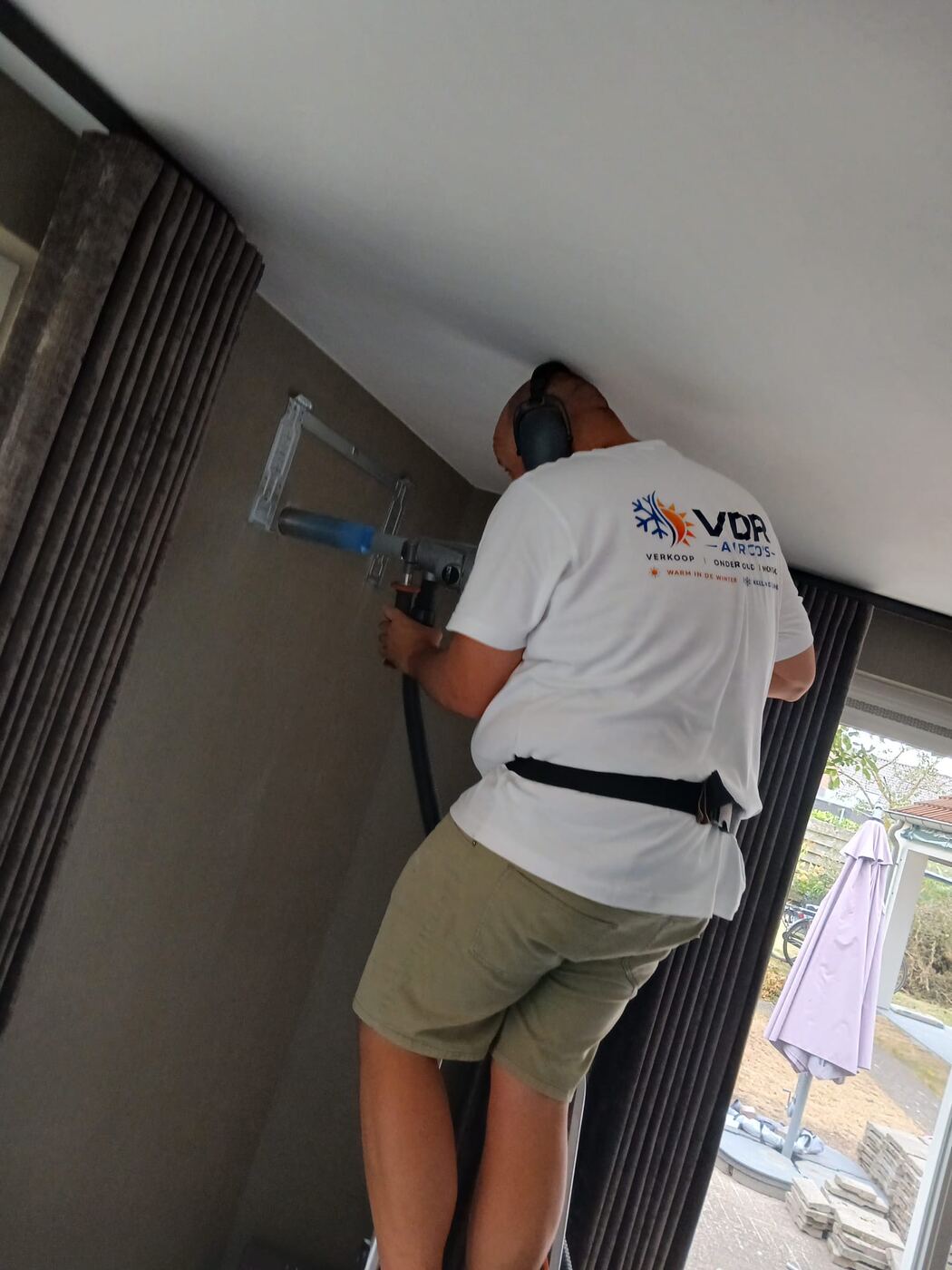Monteur van VDR Airco's tijdens installatie van een airco